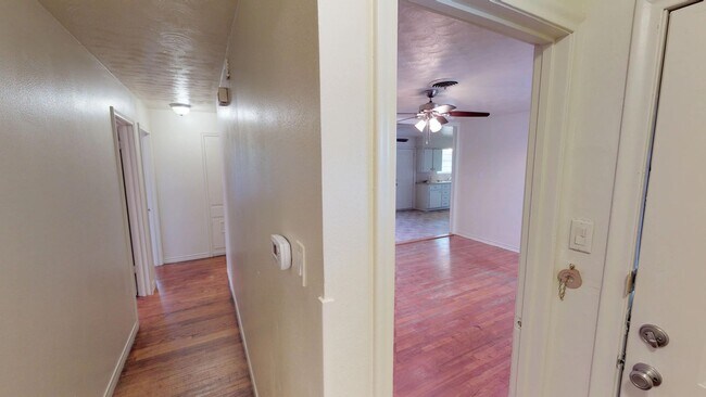 Building Photo - 3 Bedroom/2bath/2 Car Garage