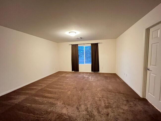 Building Photo - Desirable 4 Bedroom 2.5. Bathroom home in ...