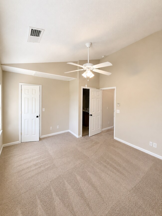 Building Photo - Three bedroom, 2.5 bath townhome in Whitsett