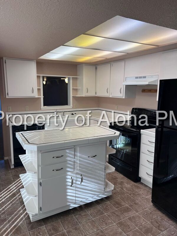 Building Photo - 885 Camelot Dr