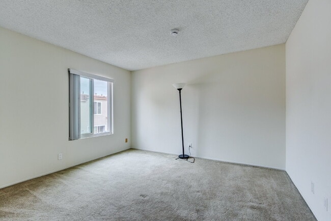 Building Photo - Resort-style amenities in a highly desirab...