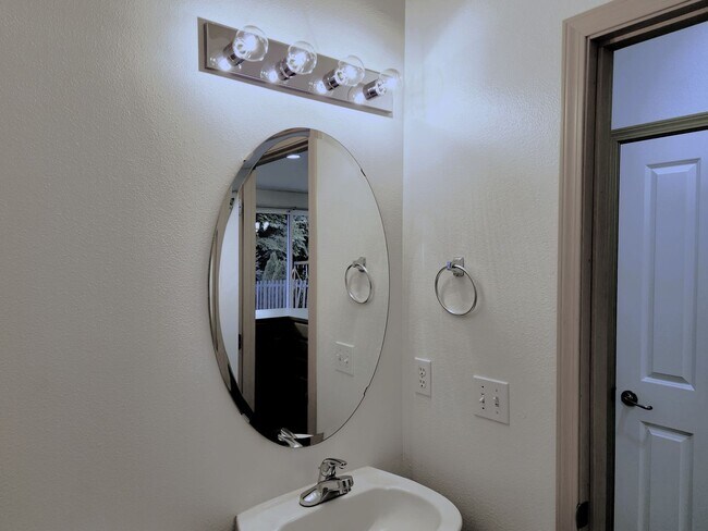 Building Photo - Comfort Meets Convenience in This South Hi...