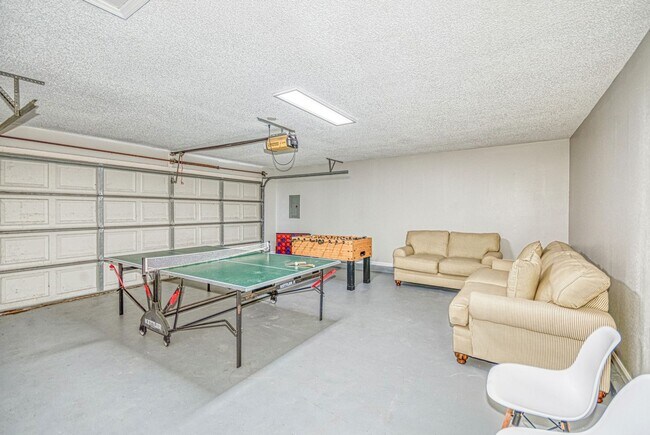 Building Photo - Large 3 bed 2 bath home with fenced backyard