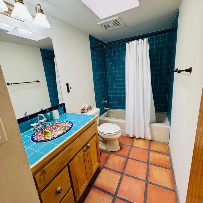 Building Photo - 325 W Santa Barbara