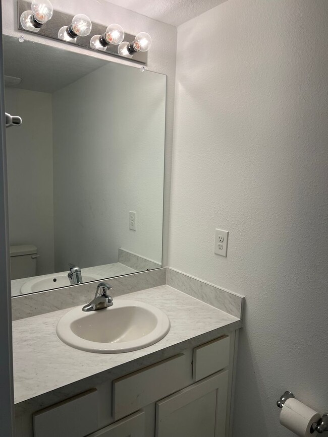 Building Photo - Move In Ready Rental