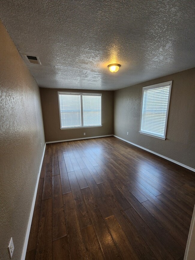 Building Photo - 3 bed 1 bath home with large backyard!