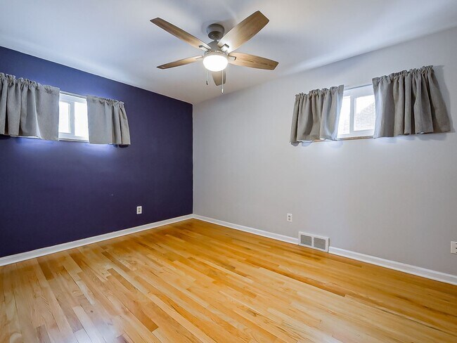 Building Photo - AVAILABLE NOW! Spacious 4-Bed Gem in the Heart of Clawson!