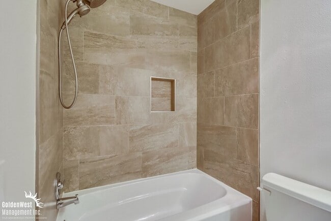 Building Photo - Charming 1Bdm 1Ba Condo in the Heart of Sa...