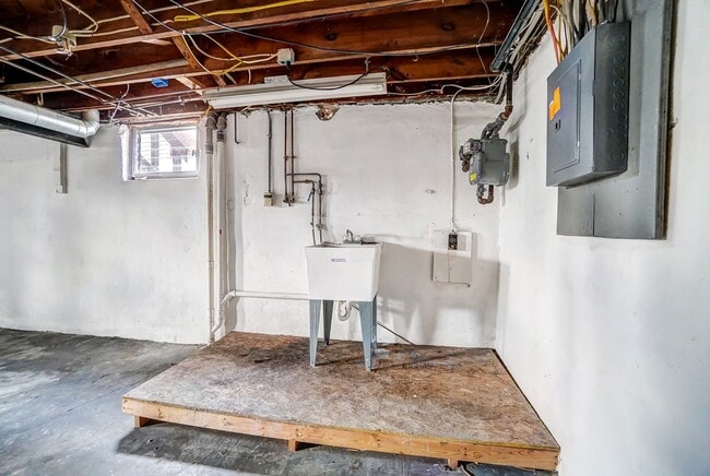 Building Photo - 2 Bedroom, 1 Bathroom with Large Backyard!