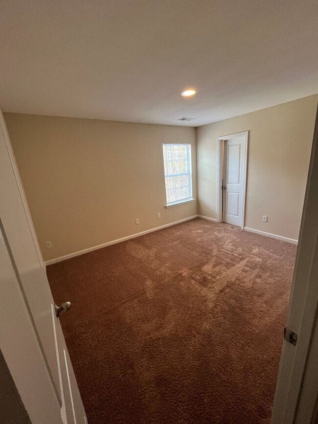Building Photo - 3 bedroom townhome