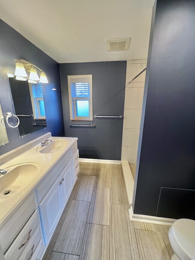 Building Photo - Immaculate large Kennedy Heights Home!