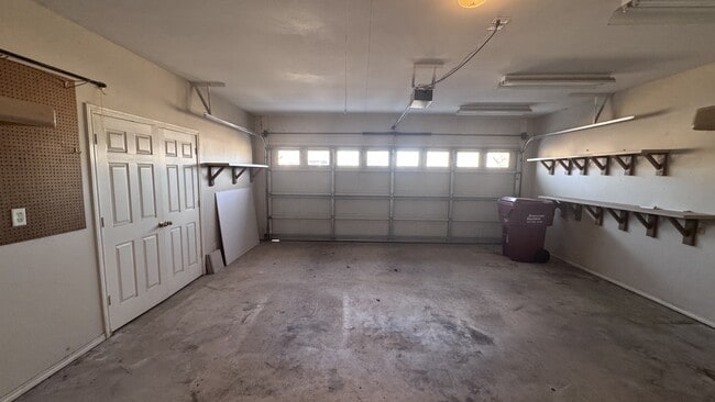 Building Photo - 607 Mustang St