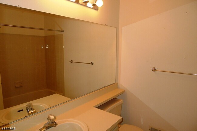 Building Photo - 122 Amethyst Way