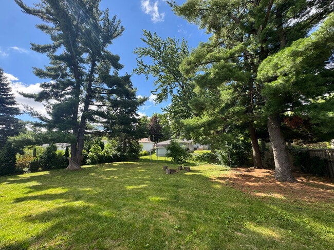 Building Photo - 3BR/1BA in Roseville Featuring A Sprawling Fenced Yard & An Attached Garage