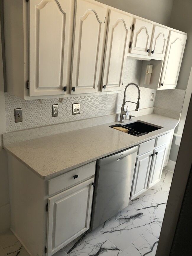 Building Photo - 400 E Washington St