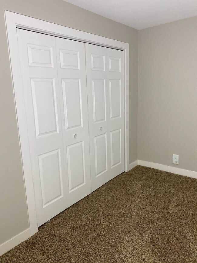 Building Photo - Newly Remodeled 2-Bedroom Apartment in Ore...