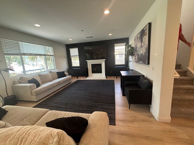 Building Photo - Beautiful 4- Bedroom Home