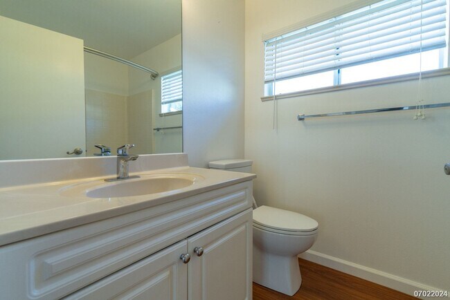 Building Photo - Immaculate 3bd/2.5 SF Home With Upstairs O...