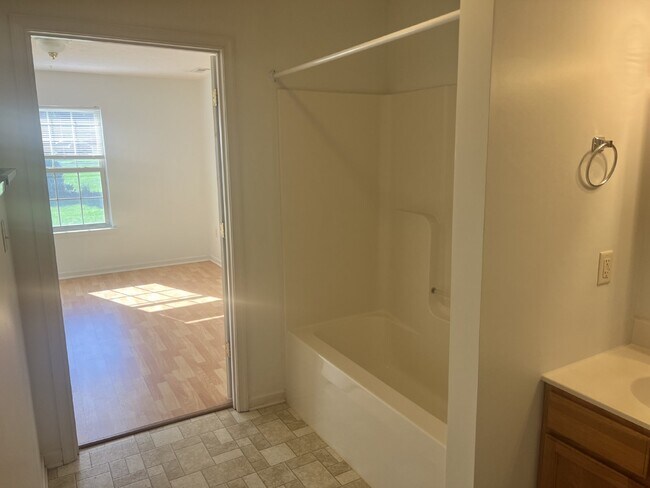 Building Photo - Charming 3-Bedroom End Unit Townhouse in B...
