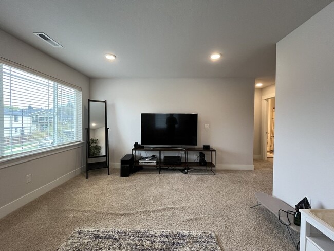 Building Photo - Open Concept 4BR Home with Island Seating, Loft & Spacious Living Room