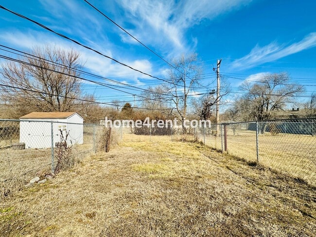 Building Photo - Two Bedroom Ranch Style Duplex Home in Grandview - Featuring Plenty of Natural Light, Fenced Yard...