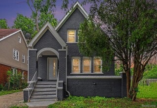 Building Photo - 5217 Lakeview St