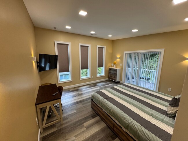 Building Photo - MOVE IN READY!!!!