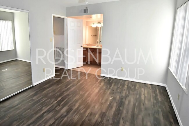 Building Photo - Beautiful 2-beds, 2-baths ground-level cor...