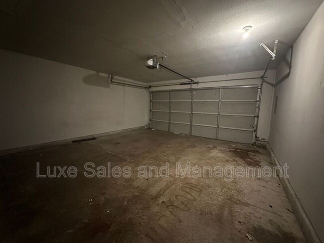 Building Photo - 1427 SW 23rd St