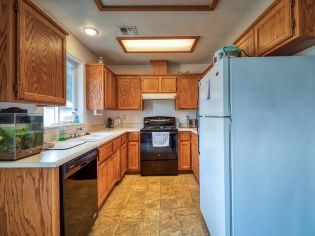 Building Photo - 1365 SW Sun Glo Dr