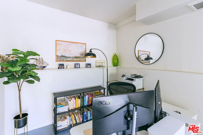 Building Photo - 4870 Stratford Rd