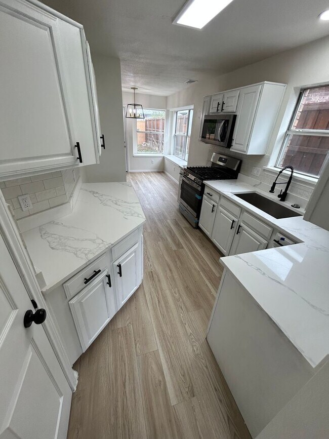 Building Photo - 1131 Holly Dr