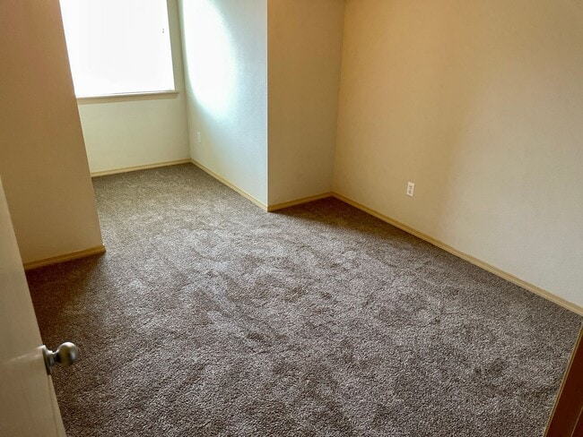 Building Photo - ***PENDING APPLICATION*** Charming Home in a Gated Tacoma Community – Minutes from JBLM!