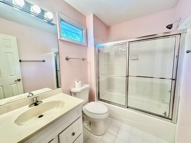 Building Photo - Moss Creek Home with a Gorgeous Water View!