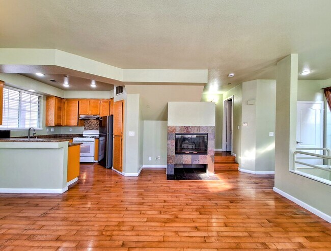 Building Photo - Beautiful 3bd Tri-level Home With Pool, Pl...