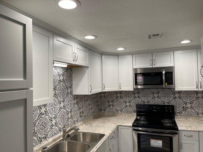 Building Photo - Pets OK! Moore Schools, 2 bed 2 full bath ...