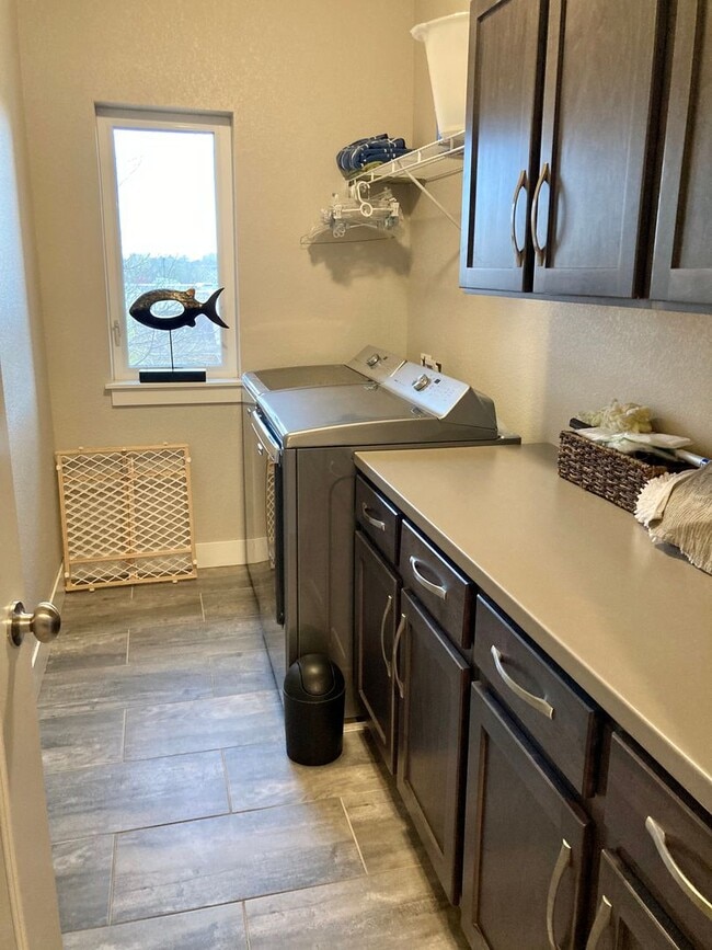 Building Photo - Spacious 3-Bed, 2-Bath Condo in the Desirable Rigden Farm Area