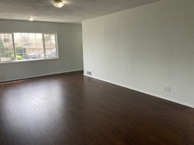 Building Photo - Single-Family Home 3BD/2BA Is Immediately ...