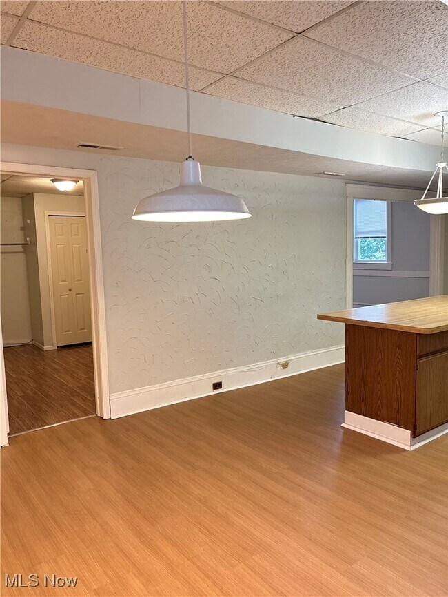 Building Photo - 1066 E 62nd St