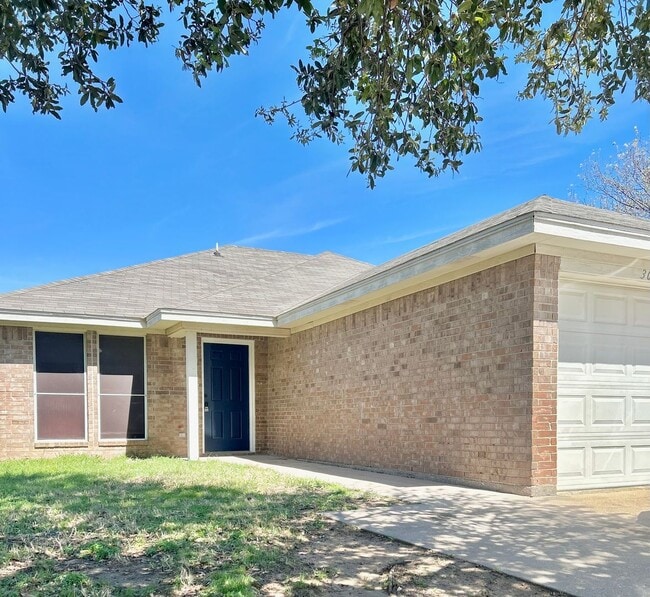 Building Photo - Charming Remodeled Duplex located in the center of Burleson