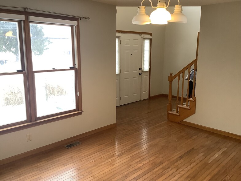 Front room looking towards front door - 930 Barks Rd E