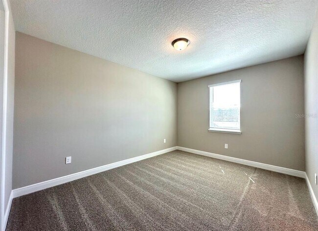 Building Photo - 2122 Divot Dr