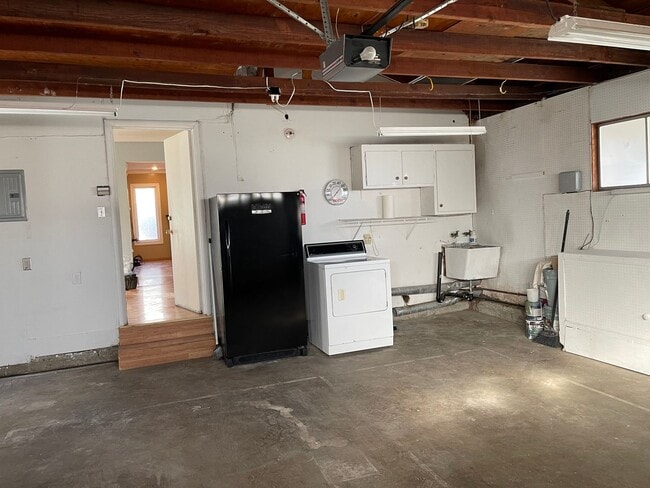 Building Photo - Nor Cal Realty, Inc - 3 bedroom 2 bath house with 2 car garage.