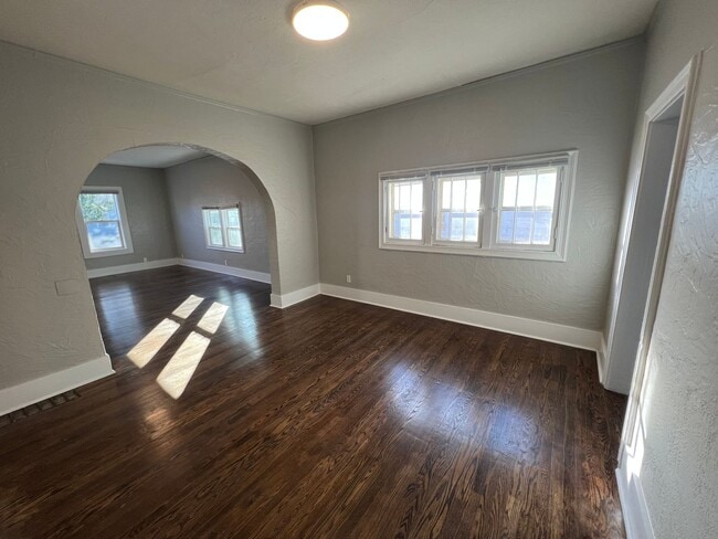 Building Photo - Charming 2 Bed 1 Bath