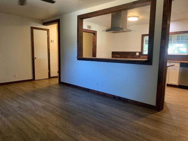 Building Photo - Adorable 3 bedroom home with pool and garden
