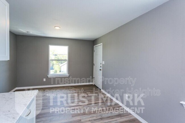 Building Photo - 501-504 Root Ave