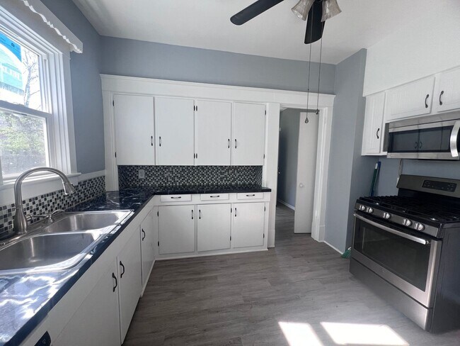 Building Photo - Large Single Family Five Bedroom Home!