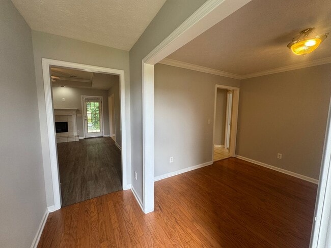 Building Photo - 4 Bedrooms in Eastern Oaks