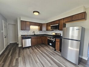 Building Photo - NE 3 bedroom 1 bath with garage near shopp...
