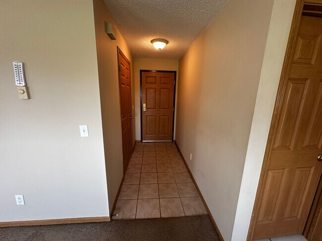 Building Photo - 2 Bed 1 Bath Apartment